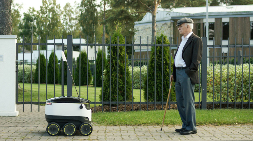 Visual of Local Deliveries: Robots or Drones?